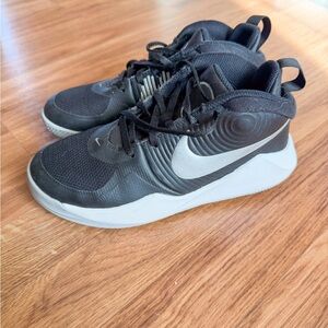 Nike Team Hustle D 9 (GS) Black/Silver Boy's Sneakers - Size 4